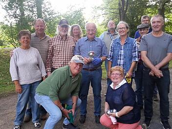Der geehrte Platzwart Ludwig Hein ( Bildmitte mit Pokal) im Kreise seiner Mitspieler. Foto: Michael Kübert
