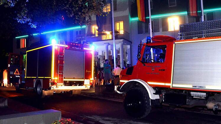 Polizei, Rotes Kreuz und die Freiwillige Feuerwehr Garitz waren am Heiligenhof im Einsatz.  Foto: Peter Rauch