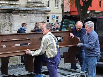 Mit vereinten Kräften wurden die Bänke der Stadtpfarrkirche St. Georg ausgebaut und abtransportiert. Foto: Jann Weckel