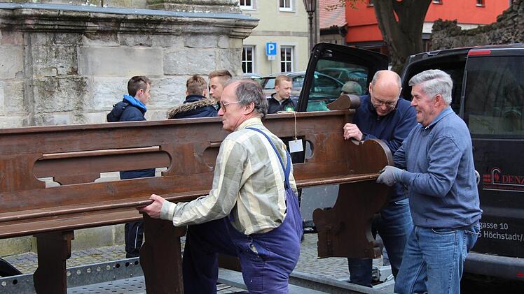 Mit vereinten Kräften wurden die Bänke der Stadtpfarrkirche St. Georg ausgebaut und abtransportiert. Foto: Jann Weckel