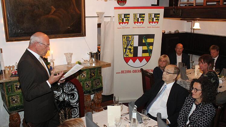 Günther Denzler hält die Laudatio. Foto: Carmen Schwind