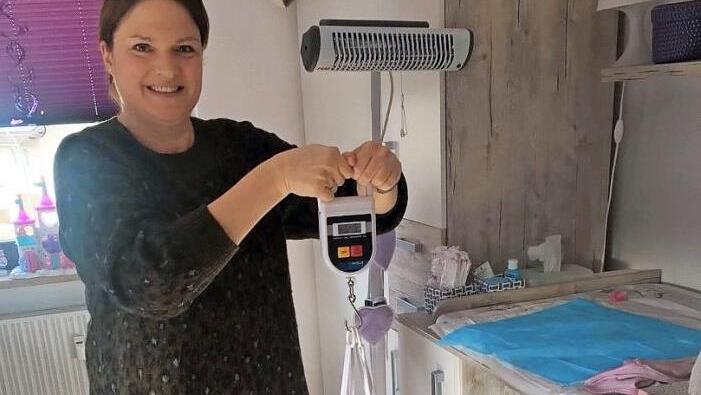 Sie ist nicht nur die Leiterin der Hebammen-Koordinierungsstelle, Henrike Beck arbeitet auch selbst als freiberufliche Hebamme. Babys wiegen gehört zur Nachsorge natürlich dazu. Foto: Privat