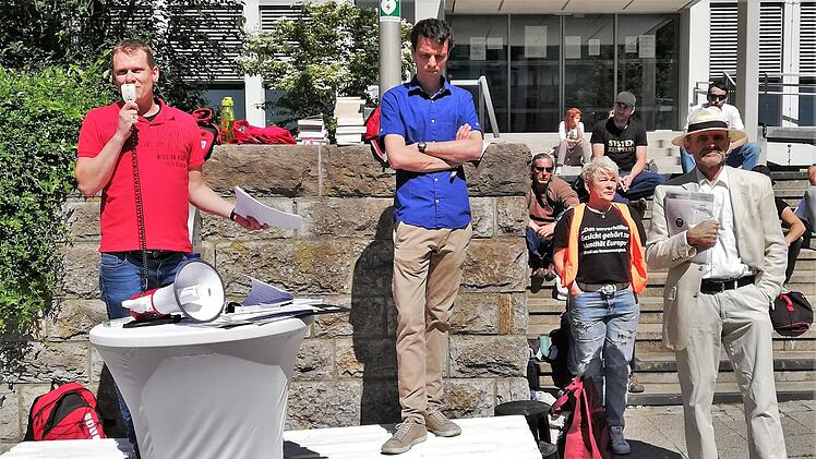 Die Veranstalter der Anti-Corona-Demo (von links) waren Shop-Leiter Sebastian Rübner, Lehramtsstudent Christopher Freibott sowie Psychotherapeut Günter Wimschneider. Foto: Sigismund von Dobschütz
