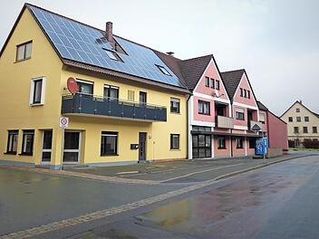 Die Malerarbeiten für die Rathausaußenstelle in der Markgrafenstraße wurden an die Firma Köhler, Hermsdorf, mit Kosten von 10 153 Euro vergeben. Bürgermeister Gerhard Schneider gab sich zuversichtlich, dass die Außenstelle der Gemeindeverwaltung im Frühsommer dieses Jahres bezogen werden kann.