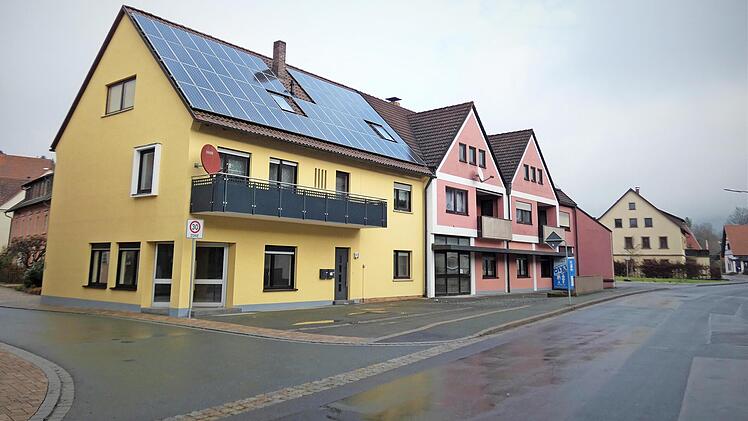 Die Malerarbeiten für die Rathausaußenstelle in der Markgrafenstraße wurden an die Firma Köhler, Hermsdorf, mit Kosten von 10 153 Euro vergeben. Bürgermeister Gerhard Schneider gab sich zuversichtlich, dass die Außenstelle der Gemeindeverwaltung im Frühsommer dieses Jahres bezogen werden kann.