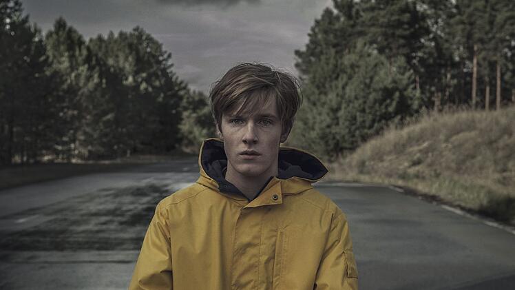 Louis Hofmann spielt in "Dark" den Jugendlichen Jonas Kahnwald, der die Rätsel in und rund um Winden aufzuklären versucht.