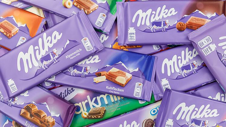 Verschiedene Sorten von Milka-Schokolade.