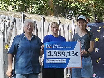 Die Spende &uuml;bergaben (v.&nbsp;r.) Andrea Wirth (Elternbeirat) und Andrea N&ouml;gel (F&ouml;rderverein) an Christine Schneider-Knapp (Tierheim Forchheim).Laura Bernhard