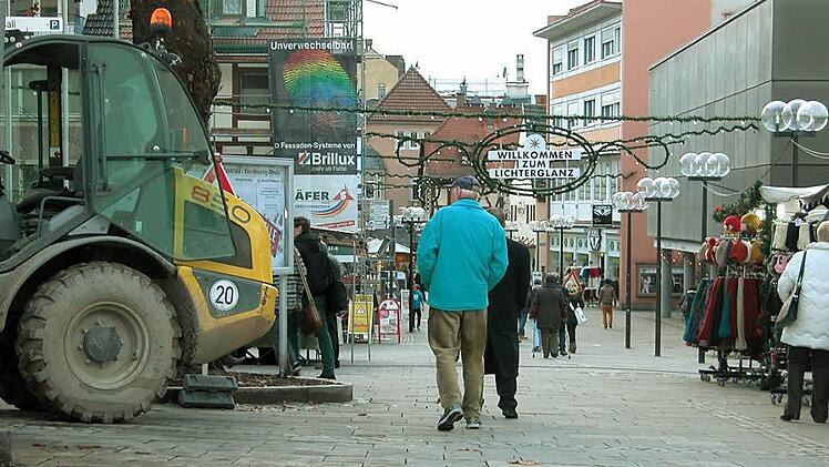 Trotz Einladung zum Lichterglanz: Sonderlich attraktiv ist der Eingang in die Obere Marktstraße und damit in die Fußgängerzone derzeit nicht. Das soll sich ändern: In den Planungen hat der Platz vor dem Landratsamt, ebenso wie der Marktplatz, eine besondere Bedeutung.  Foto: Thomas Ahnert
