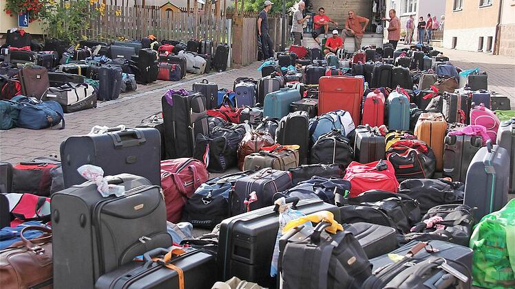 Der Kirchenvorplatz sah vorübergehend wie ein Flughafen-Terminal aus.