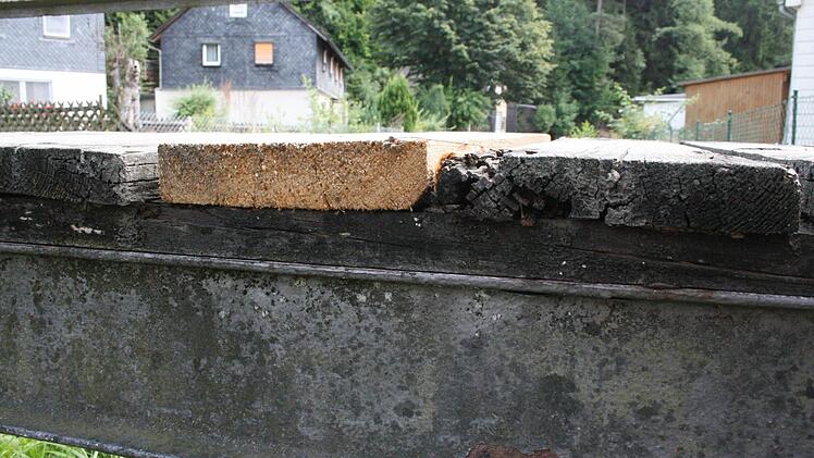 Die Bohlen sind zum Teil marode. Einige wurden bereits ausgetauscht. Man sieht das am hellen Holz.