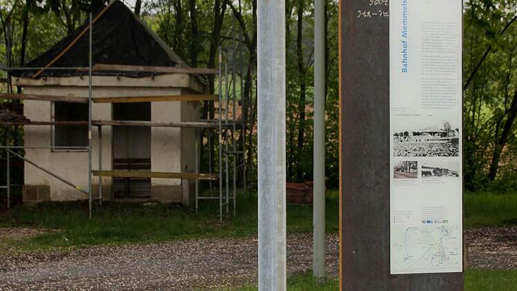 Eine der Stelen am ehemaligen Bahnhof in Memmelsdorf