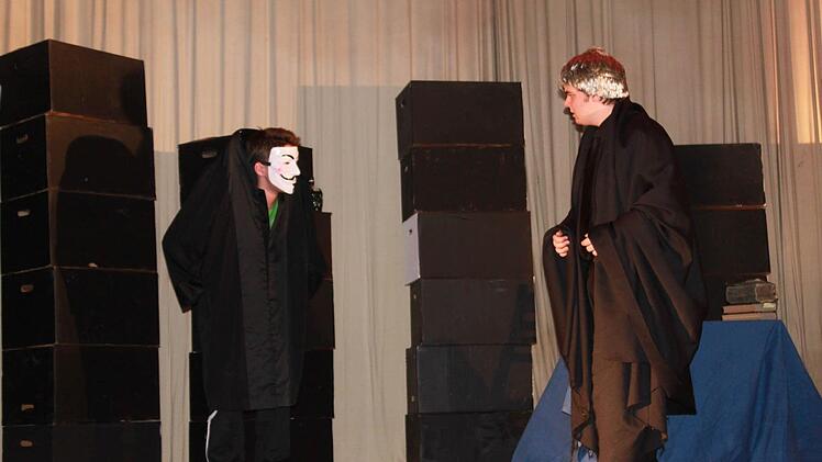 Den Erdgeist (Pascal Thieme) beschwört Faust nur um ihn wieder zu entlassen, da er selbst so rastlos ist und nicht wirklich mehr weiß was er will. Foto: Katharina Becht