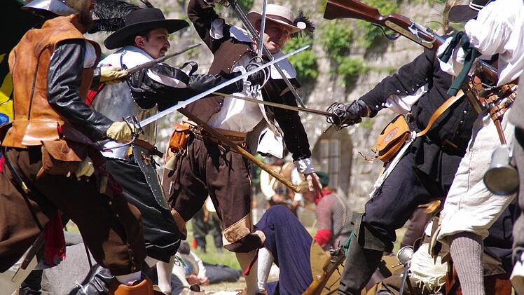 Im Nahkampf wird den Angreifern am Ende der nachgestellten Feldschlacht der Garaus gemacht.