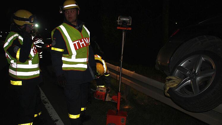 Die Männer des THW setzten eine Flex zum Abtrennen der Leitplanke ein.  Foto: Friedwald Schedel