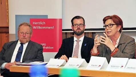Der Landtagsabgeordnete Klaus Adelt (links), Umsetzungsmanager Michael Breitenfelder vom Wirtschaftsband A9/Fränkische Schweiz und die Bezirksvorsitzende des Hotel- und Gaststättenverbandes, Andrea Luger, diskutierten über Entwicklungen im Tourismus. Foto: Fuchs