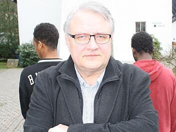 Bad Brückenaus Pfarrer Gerd Kirchner stellt sich demonstrativ vor seine jungen Asylbewerber aus Äthiopien. Foto: Susanne Will