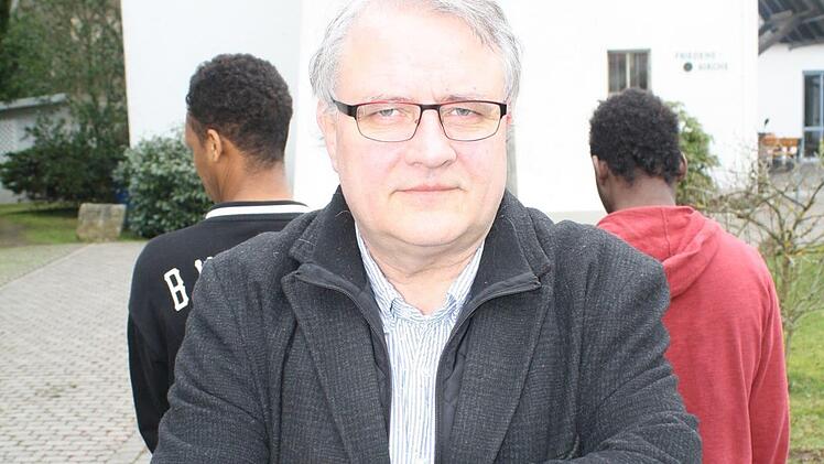 Bad Brückenaus Pfarrer Gerd Kirchner stellt sich demonstrativ vor seine jungen Asylbewerber aus Äthiopien. Foto: Susanne Will