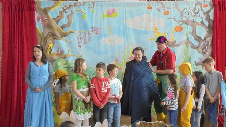 Bei der Mitmachoper der Kölner Opernkiste spielten die Schülerinnen und Schüler der Einhard-Grundschule gerne mit. Foto: Doris Bauer