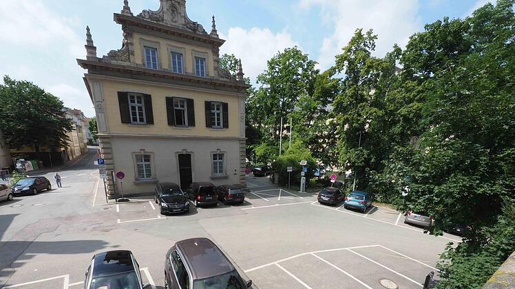 Ein Blick von den Arkaden auf den Platz, der umgestaltet werden soll. Im Hintergrund ist das Marstallgeb&auml;ude zu sehen. An drei von vier Seiten des Platzes befinden sich derzeit Kurzzeit- und Anwohnerstellpl&auml;tze. Foto: Christoph Winter