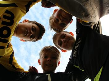 Tim Wolf, Luis Paul, Tim Zweier und Niklas Krause (von links, gegen den Uhrzeigersinn) lassen sich beim TSV Staffelstein zu Torwarten ausbilden.Matthias Einwag