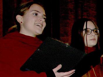"Maria durch ein Dornwald ging" sang die Sopranistin Jule Scheuring (links).Ralf Naumann