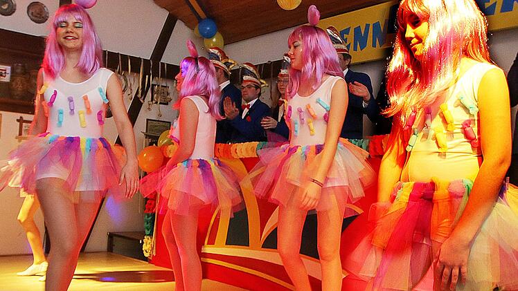 Diese jungen Damen in ihren hübschen Kostümen waren die "Five Girls aus dem  Candy-Shop". Foto: Dieter Britz