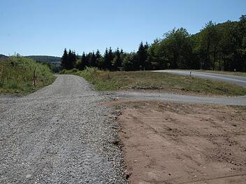 Die scharfe Kurve an der Straße zwischen Wernarz und Rupboden soll entschärft werden. Dafür wird der neue Radweg  verlegt werden - vermutlich schon im kommenden Jahr.  Foto: Ulrike Müller