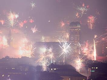 Feuerwerksraketen explodieren in der Silvesternacht &uuml;ber der Frauenkirche und der Innenstadt. Foto: Matthias Balk/dpa