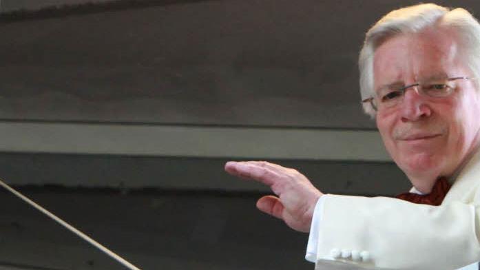 Für den Neustart der Coburger Operetten-Freunde auf der Waldbühne Heldritt mit Carl Michael Ziehrers Operette "Die Landstreicher"  wird ein neuer Musikpavillon benötigt. Zur Finanzierung in Höhe von 15000 Euro soll eine Crowdfunding-Aktion beitragen, die am Freitag startet. Das Foto rechts zeigt Dirigent Reinhard Schmidt allerdings noch im alten Orchester-Pavillon der ehemaligen Coburger Sommeroperette.Foto: Jochen Berger