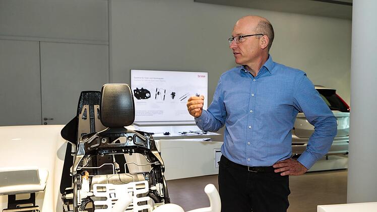 Vom Archiv zurück in der Gegenwart: Gregor Kröner, der Leiter Vorentwicklung Sitz in der Brose-Gruppe, im  modernen ShowroomMatthias Hoch