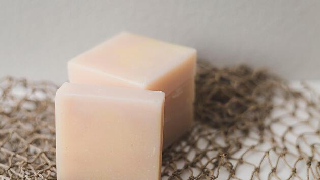 Natur drin, wenn Natur drauf steht? Leider nein: Stiftung Warentest hat in einem aktuellen Seifen-Test 2019 festgestellt, dass sich in vielen "Natur"-Seifen kritische Duftstoffe verstecken. Symbolfoto: Pexels.com / Tabitha Mort