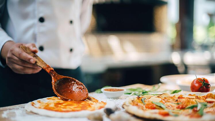 Die Auflagen in der Gastronomie müssen kontrolliert werden. Welche Stelle übernimmt was?   Symbolfoto: 9mot/Adobe Stock
