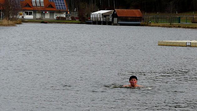 Im kalten Wasser f&uuml;hlt sich Hans-J&uuml;rgen Zippel wohl. Foto: Dieter H&uuml;bner