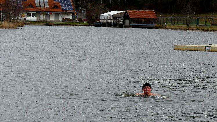 Im kalten Wasser fühlt sich Hans-Jürgen Zippel wohl. Foto: Dieter Hübner