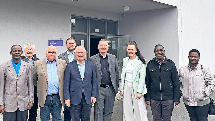 Eine Delegation aus Tansania war zu Besuch in der Berufsfachschule f&uuml;r Pflegeberufe in Bad Kissingen.