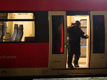 Eine schwarze Tasche in einem Regionalexpress löste am Mittwochnachmittag einen Polizeieinsatz aus. Foto: Tobias Köpplinger