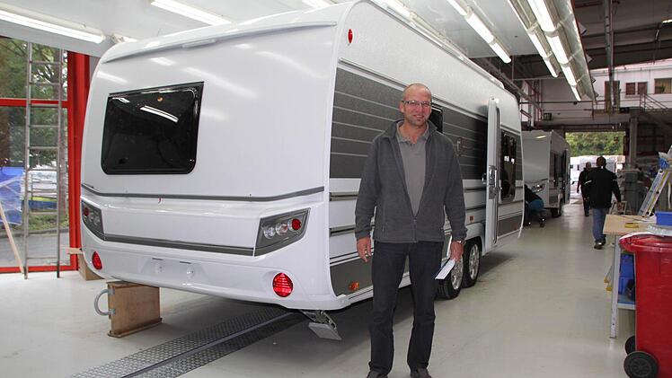 Produktionsleiter Heino Löber aus Schondra präsentiert einen fertigen Wohnwagen.