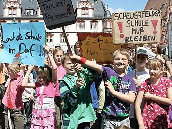 Schüler aus Creidlitz, Ketschendorf, Neuses und Scheuerfeld demonstrierten im Mai 2011 auf dem Marktplatz für den Erhalt ihrer kleinen Schulen. Für die Kinderbeauftragte der Stadt Coburg, Bianca Nestmann, war diese Aktion ein gelungenes Beispiel für gelebte Demokratie. Foto: Helke Renner
