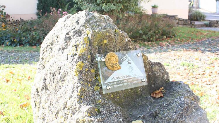 Die Plakette zum Baupreis "Goldener Ammonit" wurde auf diesem Stein neben der Friedenslinde in Ebensfeld angebracht.