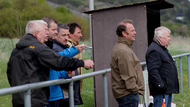 Die treuen Fans des FC Ziegelanger wünschen sich wieder mehr Erfolg für ihre Mannschaft.
