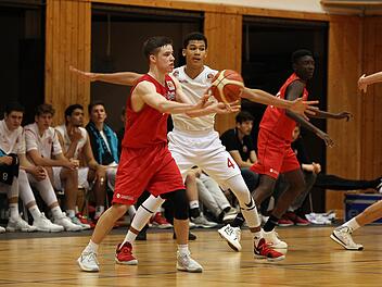 Bewacht von Nicholas Tischler passt der Ex-Breiteng&uuml;&szlig;bacher im N&uuml;rnberger Trikot, Nils Ha&szlig;furter (vorn), den Ball.sportpress