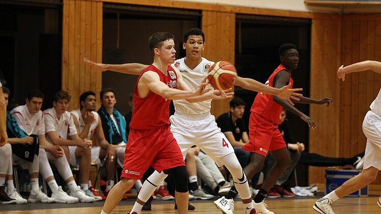 Bewacht von Nicholas Tischler passt der Ex-Breiteng&uuml;&szlig;bacher im N&uuml;rnberger Trikot, Nils Ha&szlig;furter (vorn), den Ball.sportpress