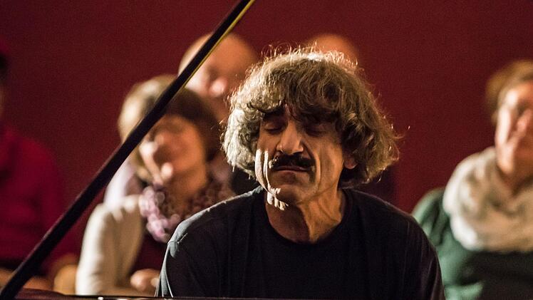 Bei seinem Coburg-Debüt begeisterte Thomas Scheytt mit Blues- und Boogie-Woogie-Klassikern, aber auch mit eigenen Stücken.Foto: Jochen Berger