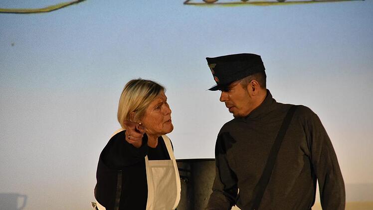 Ein NSDAP-Soldat wird der Suppenküche verwiesen.