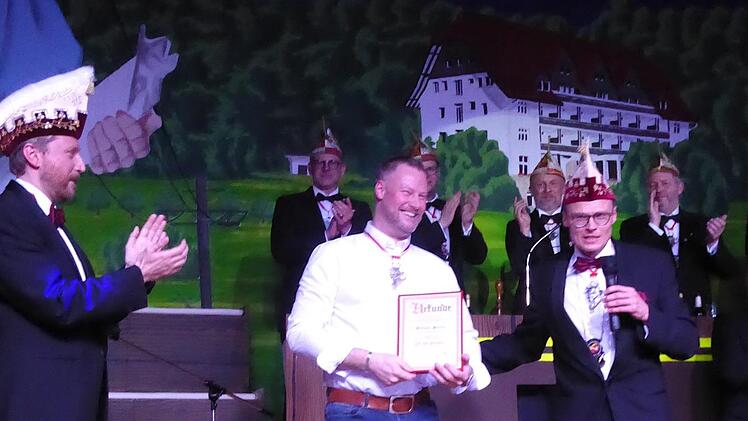 Unterfrankes Bezirkspräsident im Fastnachtsverband, Tobias Brand, zeichnete Michael Martin mit dem Till von Franken aus. Foto: Gerhild Ahnert