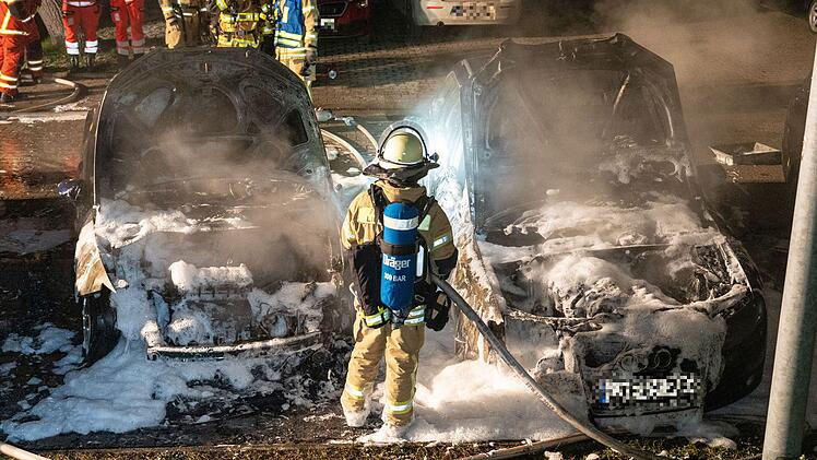 Lichtenfels: Autos brennen nahe der Berufsschule