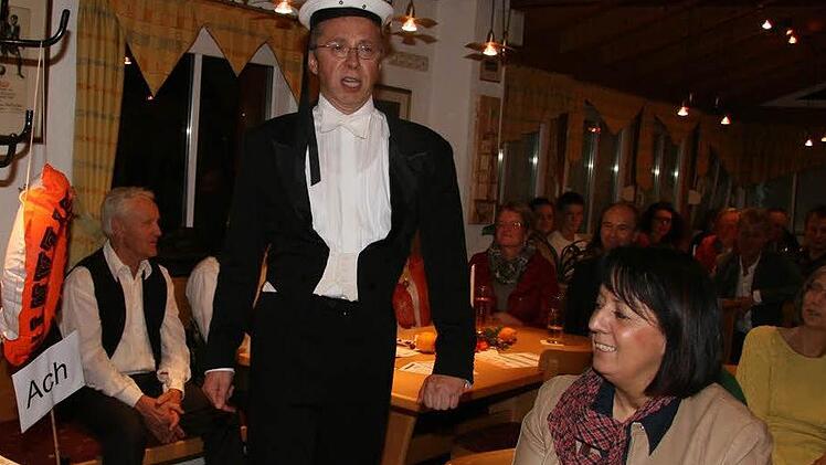 Viktor Bleibtreu tritt immer im maßgeschneiderten Frack auf - und auch mal mit Matrosenhut, wenn es das Liedgut erfordert. Die Lackschuhe sind mit Steppeisen versehen.