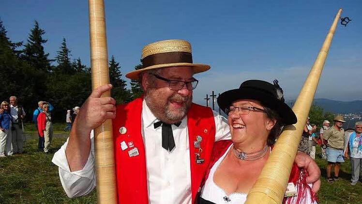 Armin Zollet von einer Schweizer Alpnhornbläsergruppe und Priska Kolbeck von den Alphornbläsern Schwarze Berge freuten sich über die gute Stimmung beim 1. Rhöner Alphornbläsertreffen.  Foto: Marion Eckert