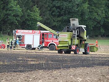 Ein Mähdrescher hat bei Großenhül ein Stoppelfeld in Brand gesetzt. Fast 100 Wehrkräfte rückten für die Löscharbeiten an. Foto: Alexander Hartmann